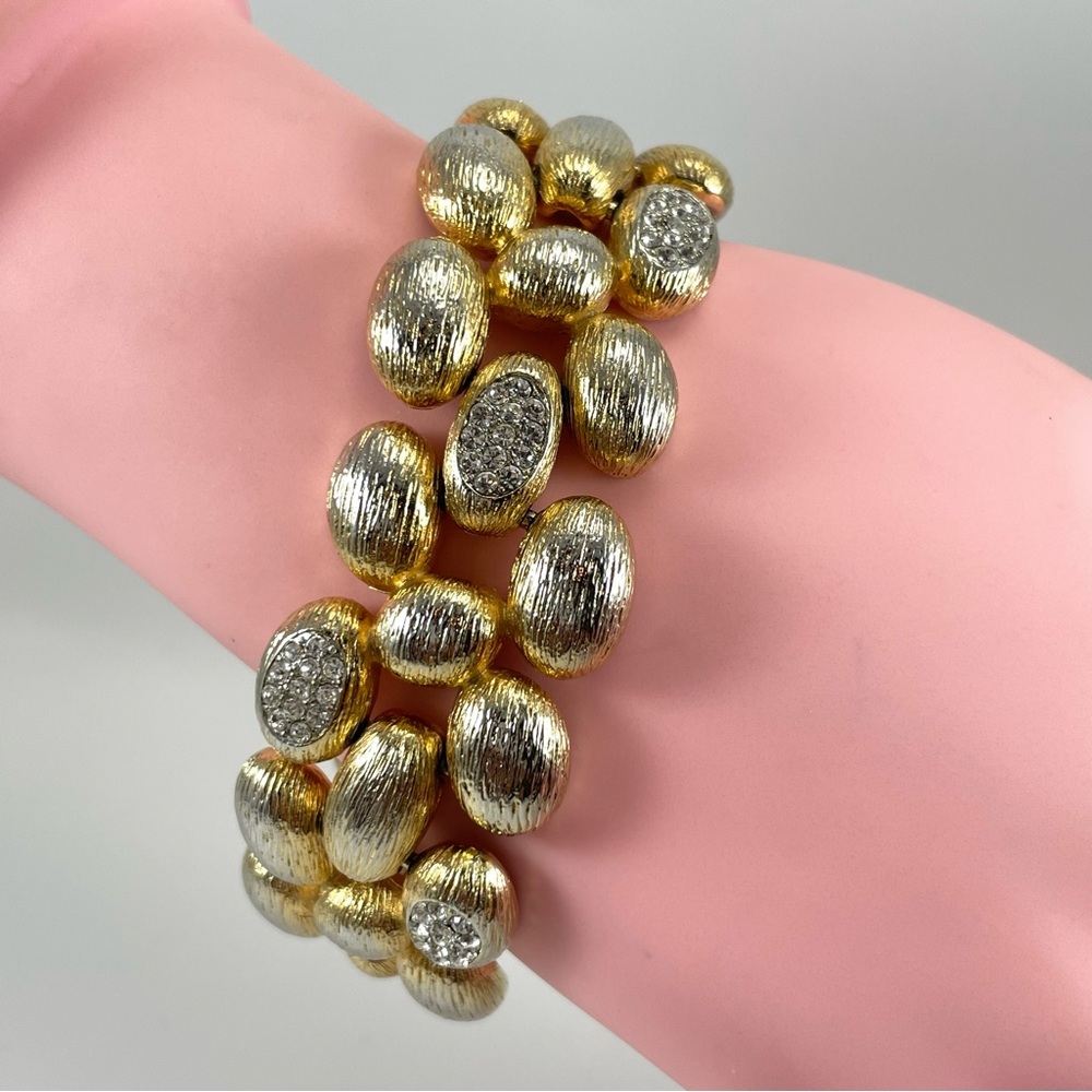 Stunning Vintage Unsigned Gold Tone Rhinestone Magnetic Closure Bracelet